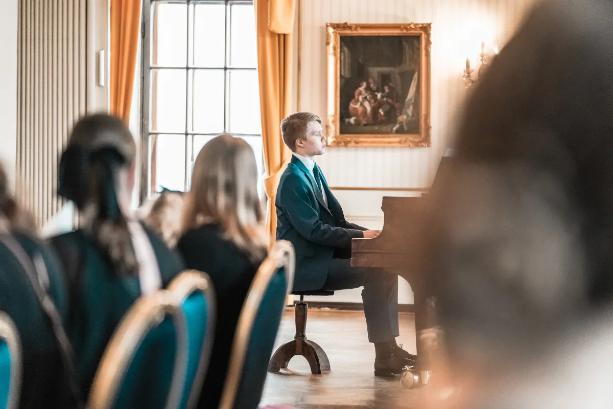 Atte Kohtala soittamassa pianoa