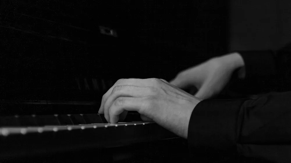 Kädet soittamassa pianoa